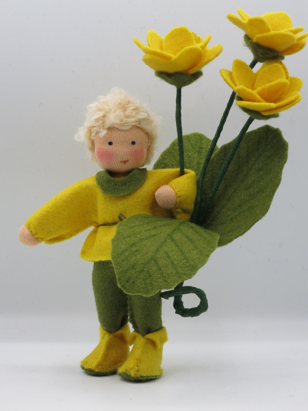 Primeljunge, Waldorf Jahreszeitentisch Blumenkind aus Wollfilz mit gelben Primelblüten und Filzstiefeln