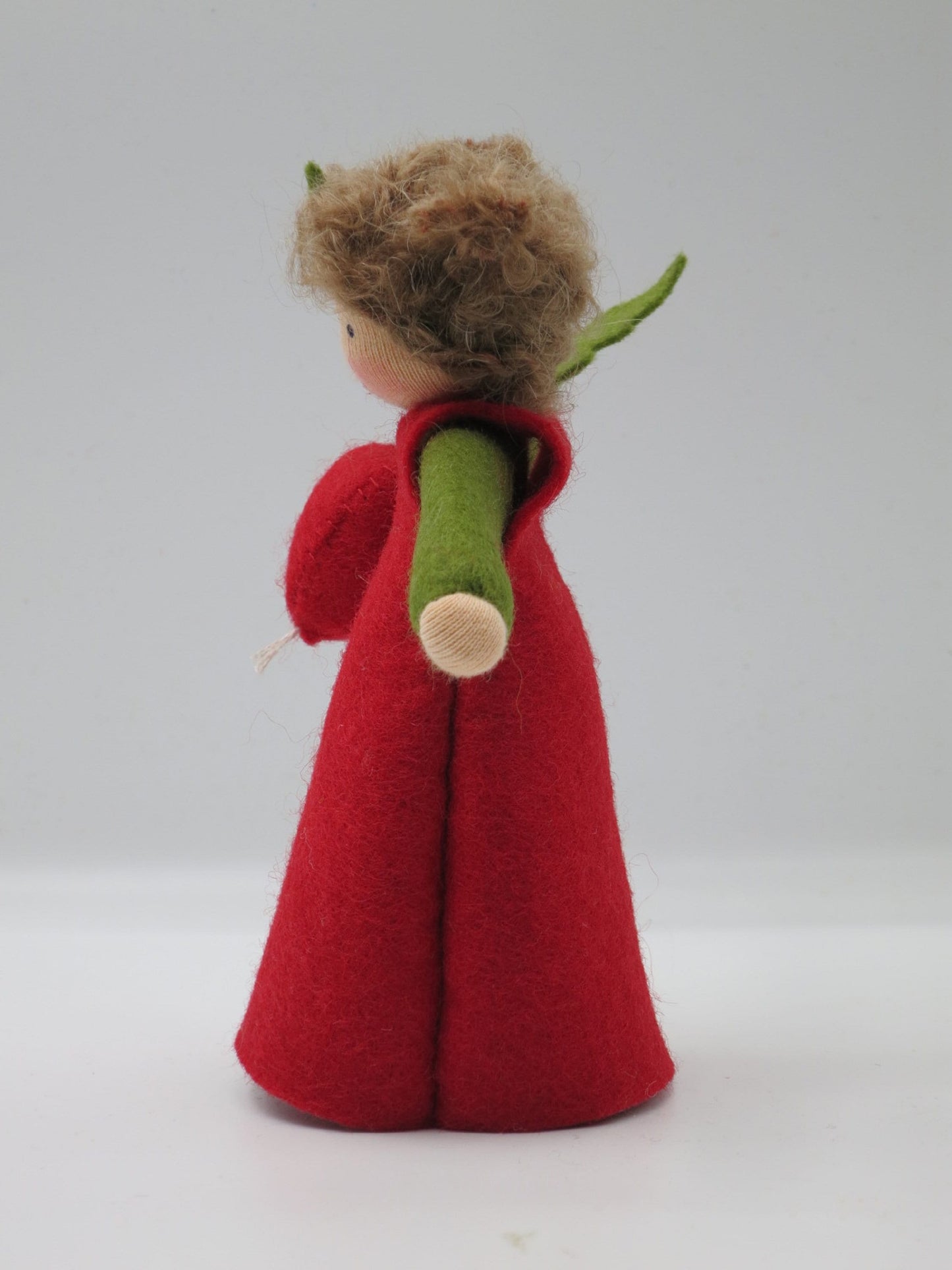 Seitenansicht des Radieschen-Blumenkindes mit rotem Kleid
