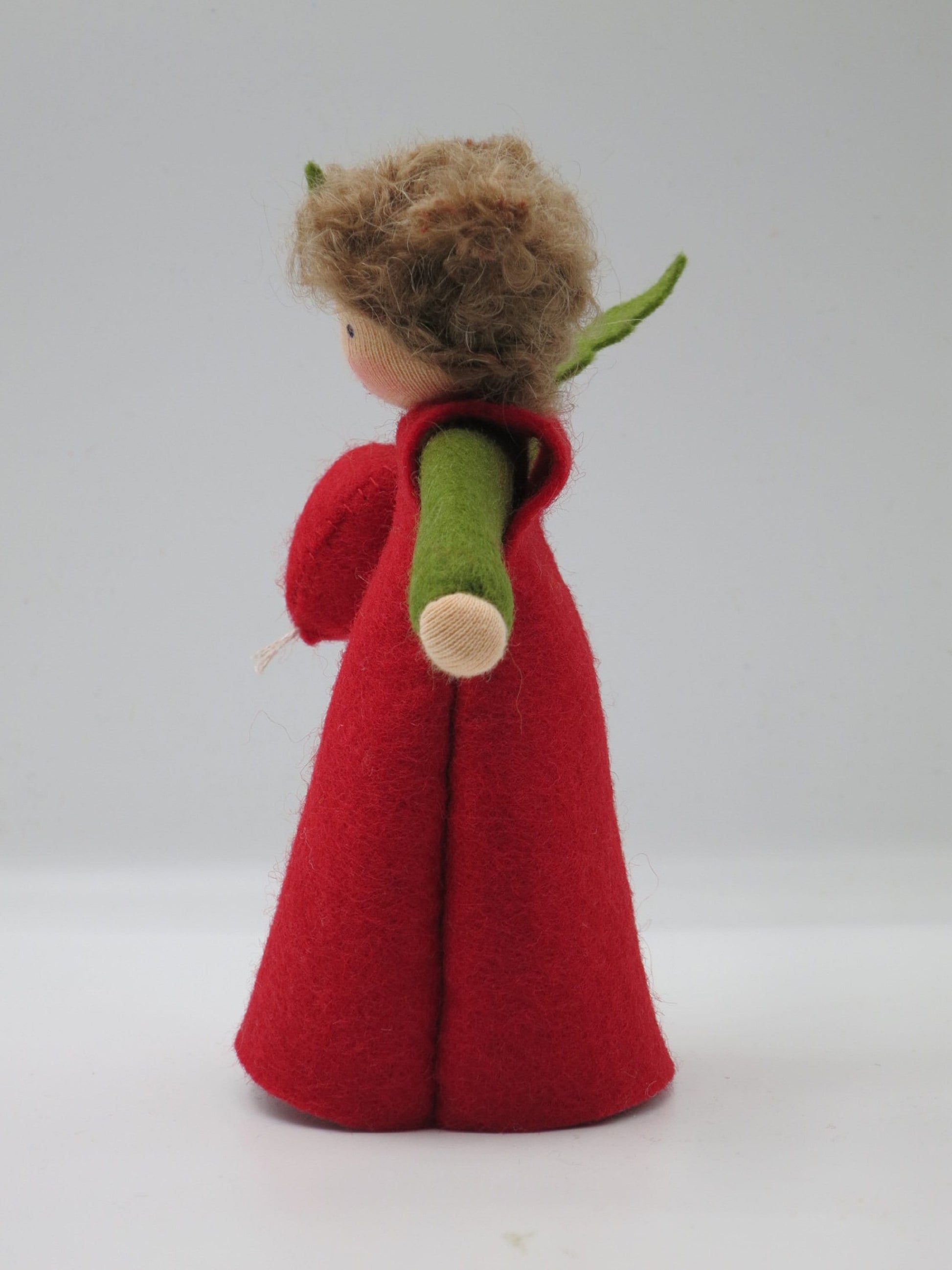 Seitenansicht des Radieschen-Blumenkindes mit rotem Kleid
