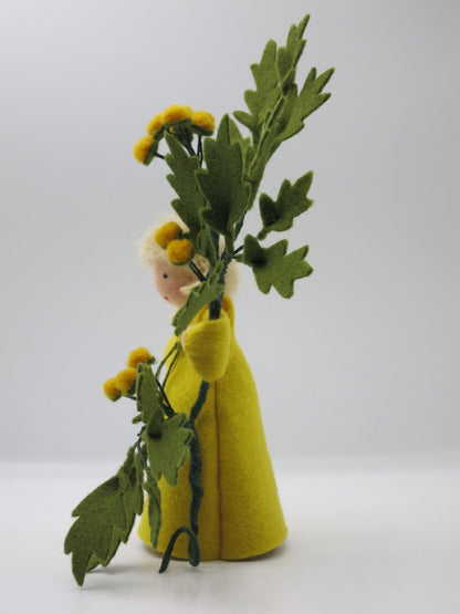 Rainfarn-Blumenkind aus Wollfilz mit langem Blütenzweig, Waldorf-Jahreszeitentisch Sommer