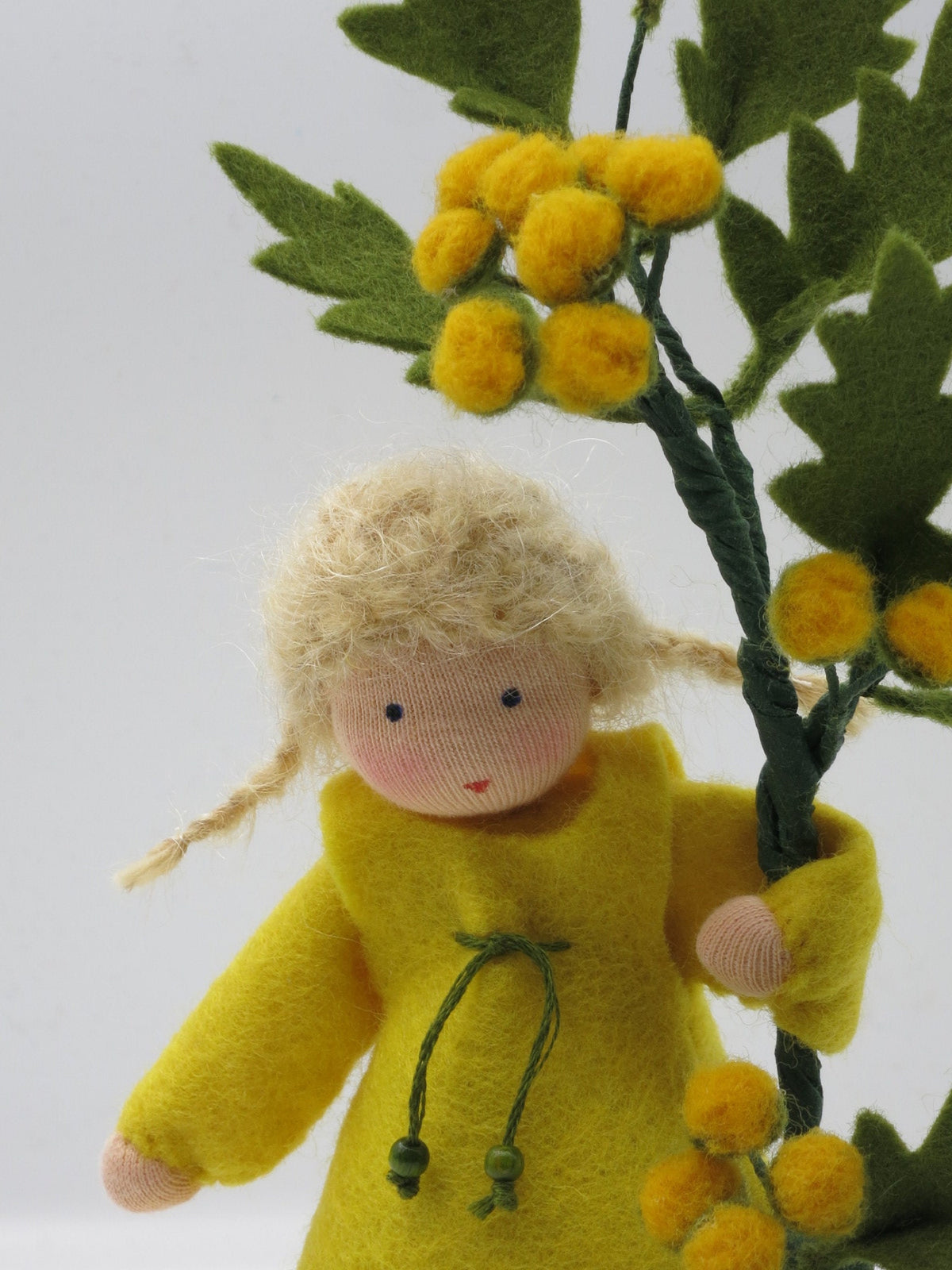 Nahaufnahme Gesicht Rainfarn-Blumenkind mit Blütenzweig, Waldorf-Jahreszeitentisch Sommer