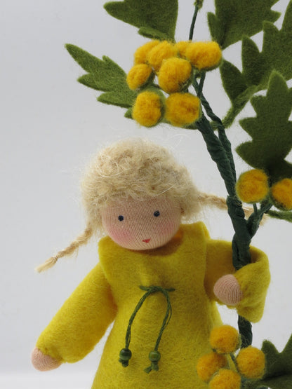 Nahaufnahme Gesicht Rainfarn-Blumenkind mit Blütenzweig, Waldorf-Jahreszeitentisch Sommer