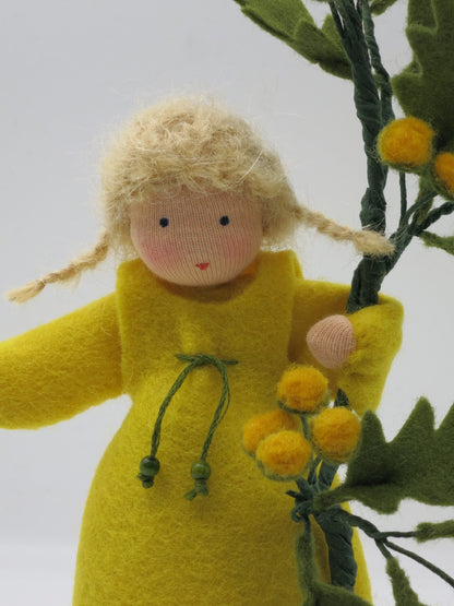 Porträt Rainfarn-Blumenkind aus Wollfilz mit gelbem Kleid, Waldorf-Jahreszeitentisch