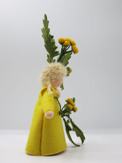 Profilansicht Rainfarn-Blumenkind mit gelber Filzblüte, Waldorf-Wollfilzfigur