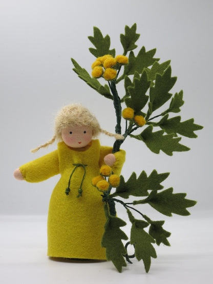 Seitenansicht Rainfarn-Blumenkind mit Blütenzweig aus Wollfilz, Waldorf-Handarbeit