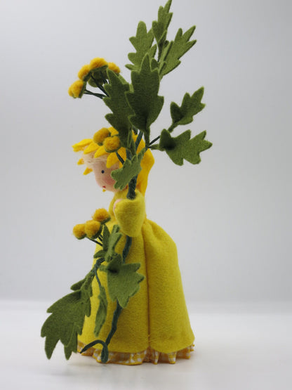Seitenansicht des Rainfarn-Blumenkindes mit Blütendöldchen und gefiederten Blättern
