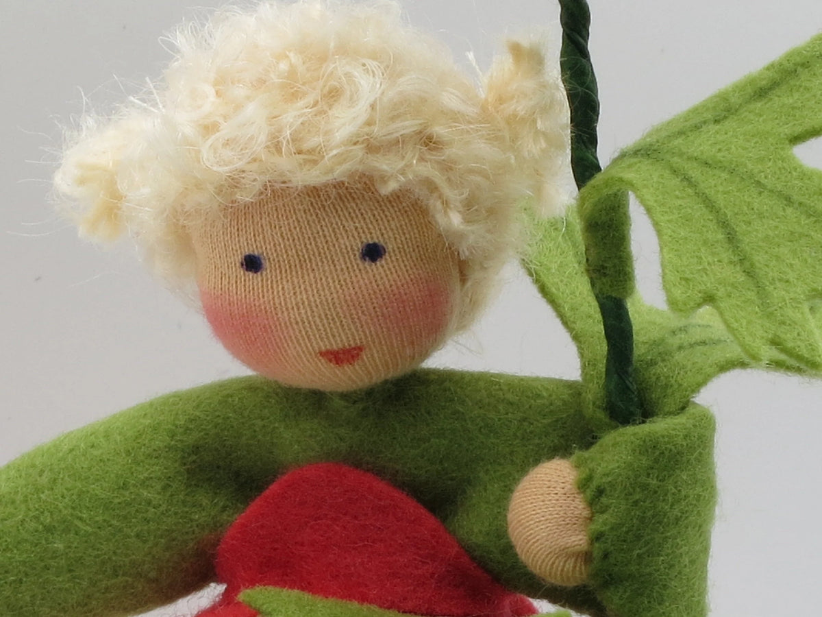 Gesicht des Ranunkel Blumenkindes, Nahaufnahme Wollfilz Waldorfpuppe blond