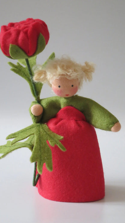 Ranunkel Blumenkind in Rot, Nahaufnahme Wollfilz Waldorfpuppe mit vielschichtiger Blüte