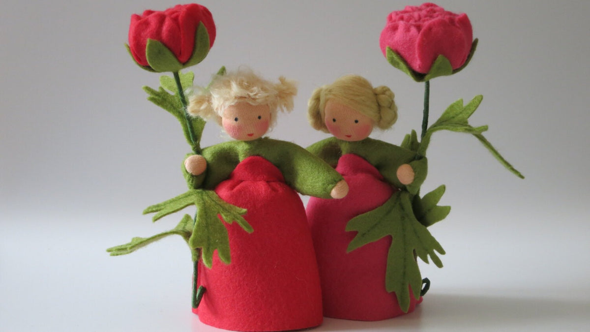 Ranunkel, Waldorf Jahreszeitentisch Blumenkind aus Wollfilz in Rot und Pink