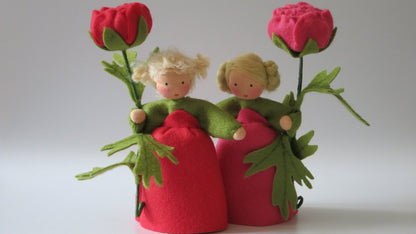 Ranunkel, Waldorf Jahreszeitentisch Blumenkind aus Wollfilz in Rot und Pink
