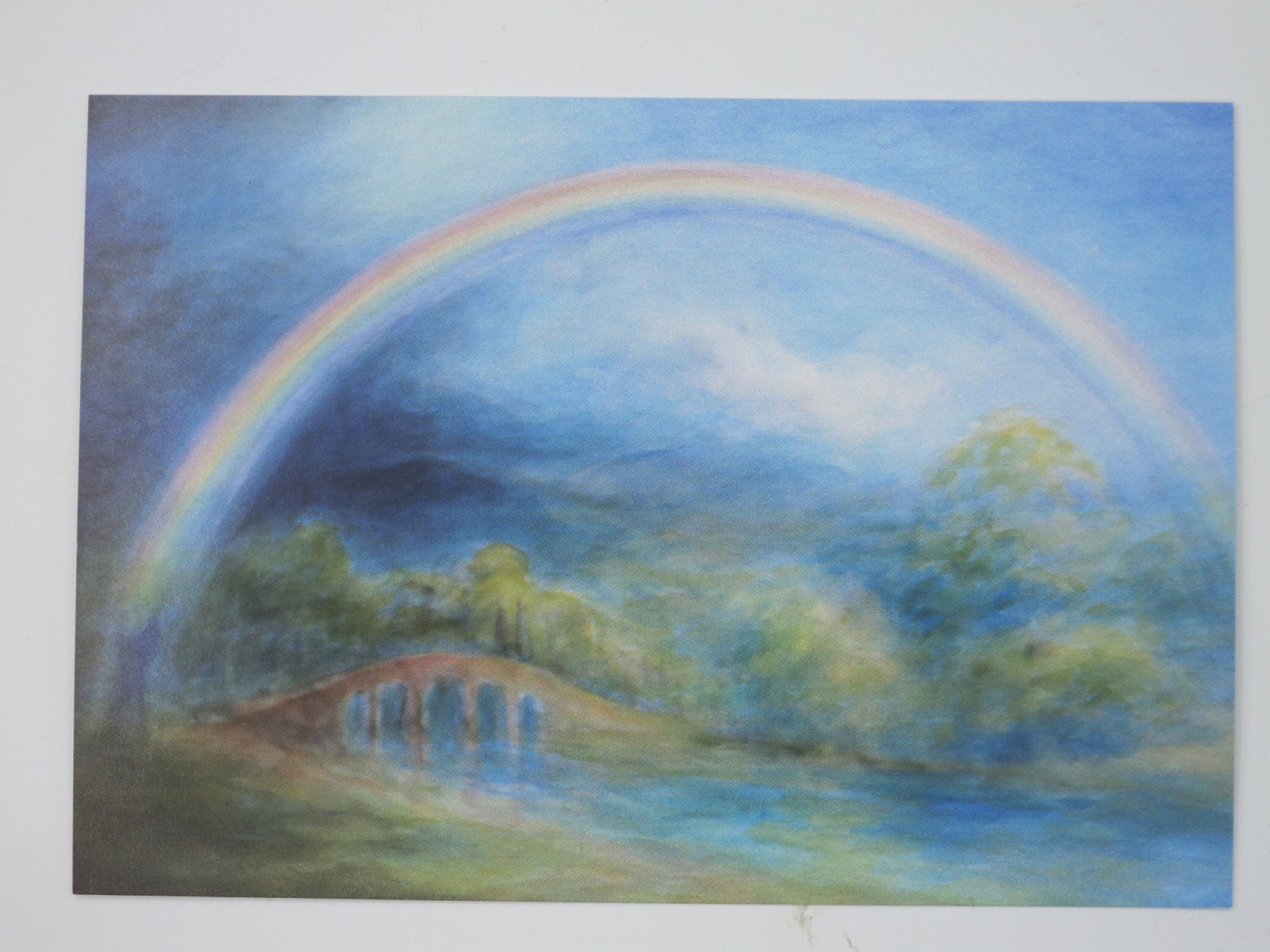 Postkarte Regenbogen ueber der Bruecke von David Newbatt: Regenbogen ueber Steinbruecke und Fluss