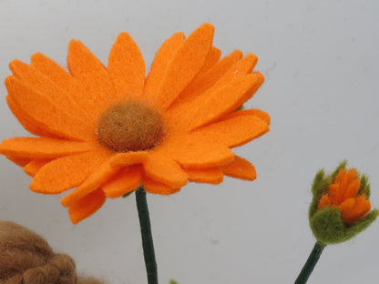 Nahaufnahme der Ringelblumen-Blüte mit Knospe daneben, Wollfilzfigur für den Jahreszeitentisch.