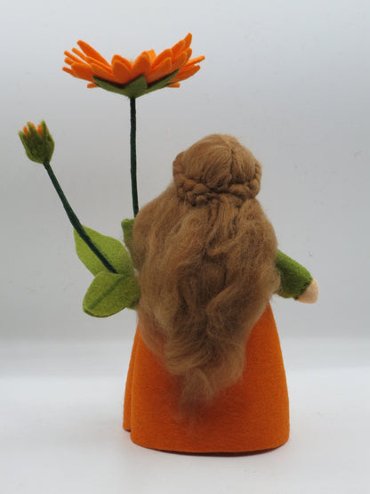 Detailaufnahme der Ringelblume mit braunem Filzkern und schmalen Strahlenblüten.