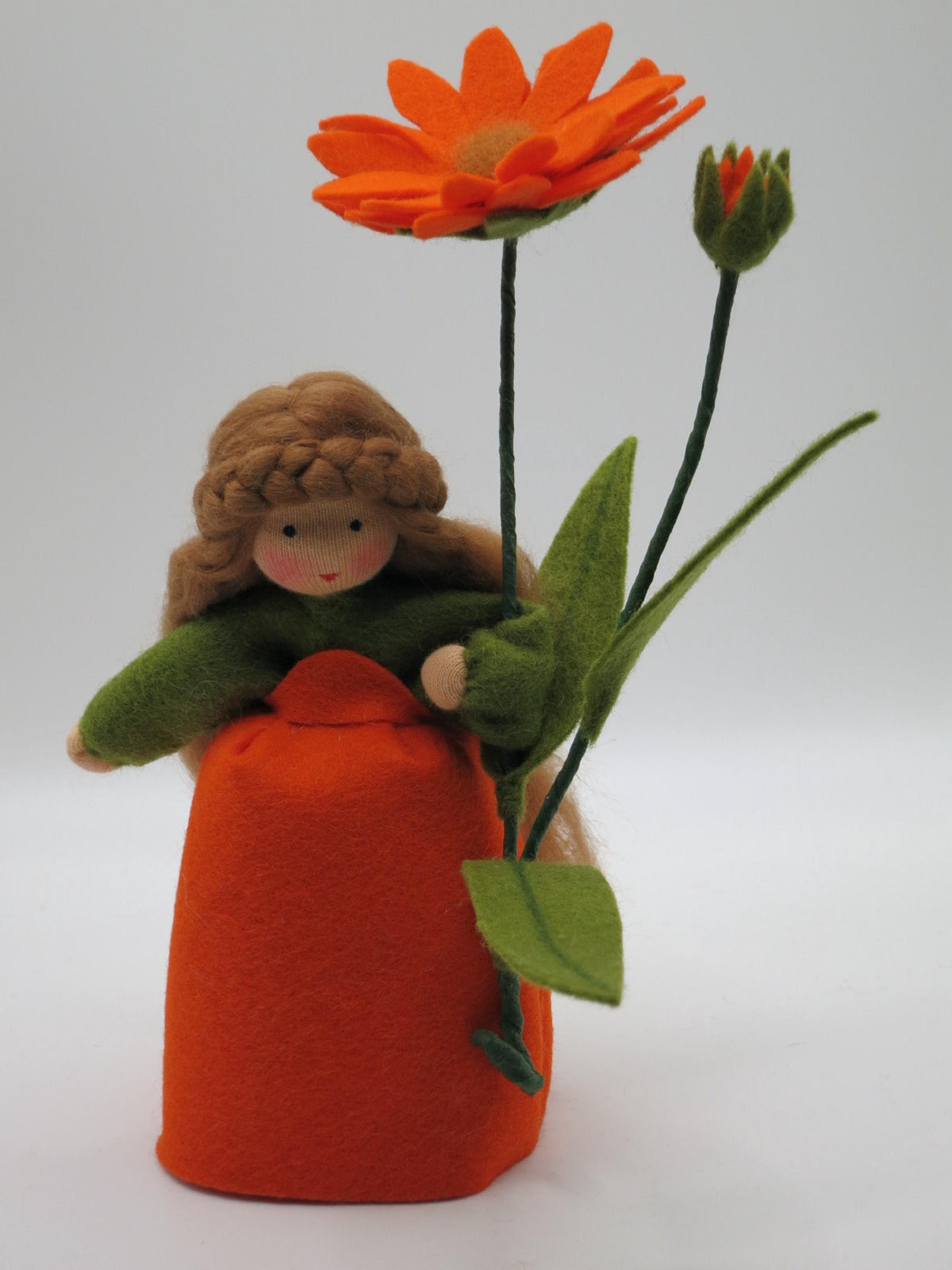 Ringelblume-Blumenkind aus Wollfilz, Gesamtansicht für den Waldorf Jahreszeitentisch.