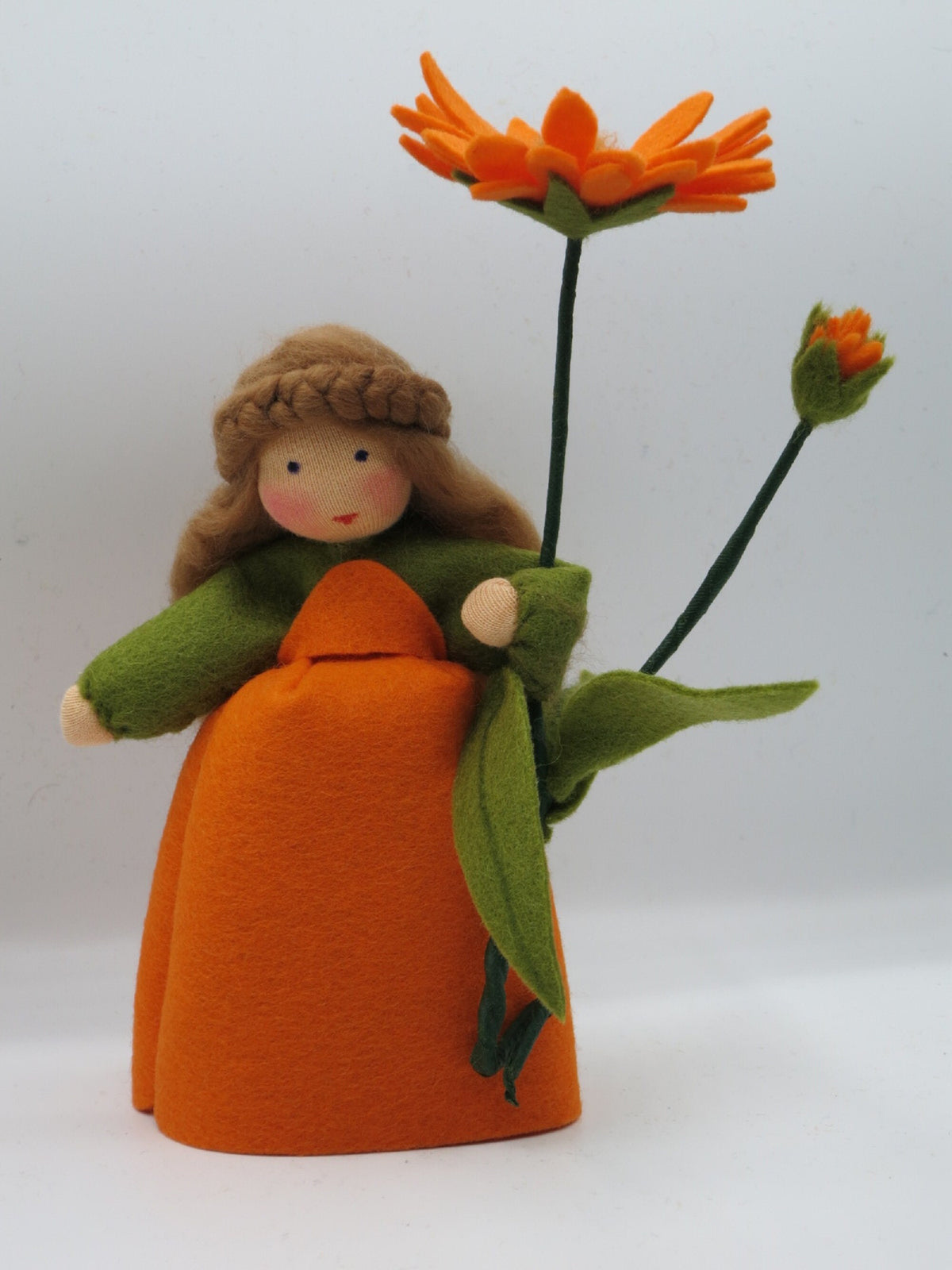 Porträt der Ringelblumen-Figur mit Haarkranz, Blüte und Knospe.