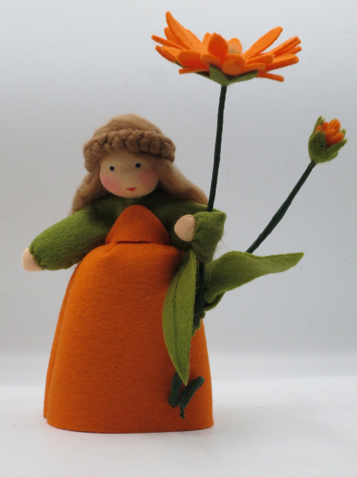 Ringelblume-Calendula-Blumenkind aus Wollfilz für den Waldorf Jahreszeitentisch mit offener Blüte und Knospe.