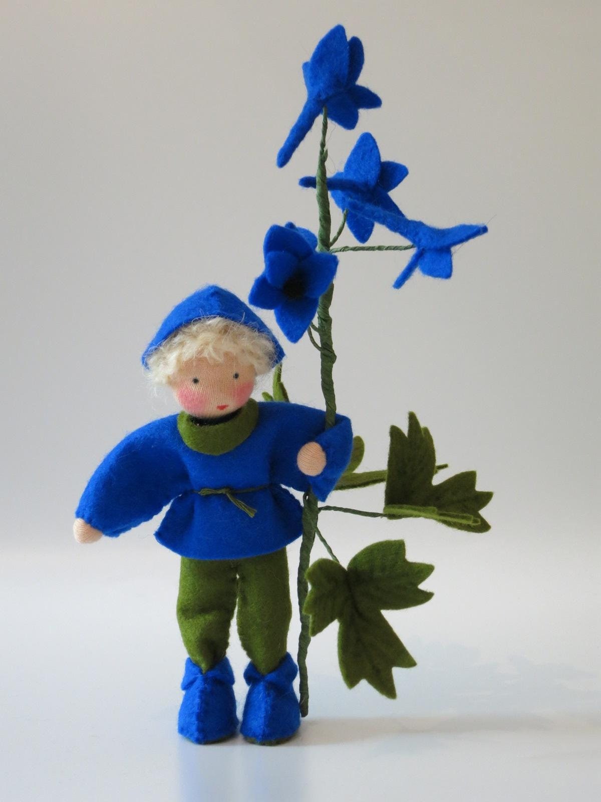 Rittersporn-Blumenkind aus Wollfilz mit blauer Blütenspindel, Waldorf-Jahreszeitentisch Sommer