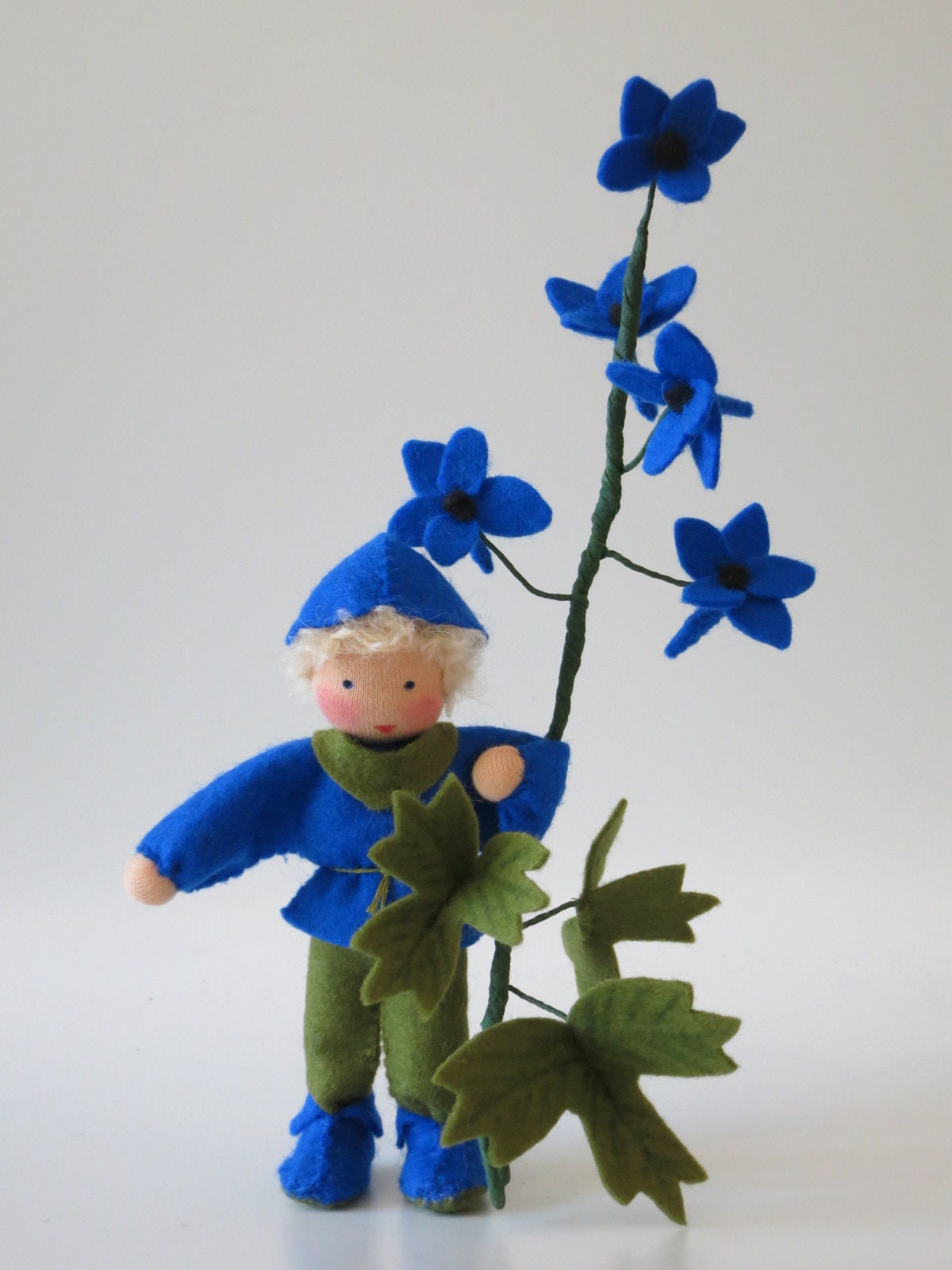 Rittersporn-Blumenkind mit langer blauer Blütenrispe, Waldorf-Jahreszeitentisch Sommer