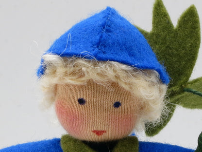 Gesichtsdetail des Rittersporn-Blumenkindes mit blauer Zipfelmütze, Waldorf-Puppenfigur