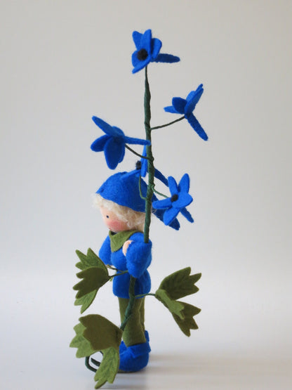 Profilansicht Rittersporn-Blumenkind aus Wollfilz mit blauem Blütenzweig, Waldorf-Wollfilzfigur