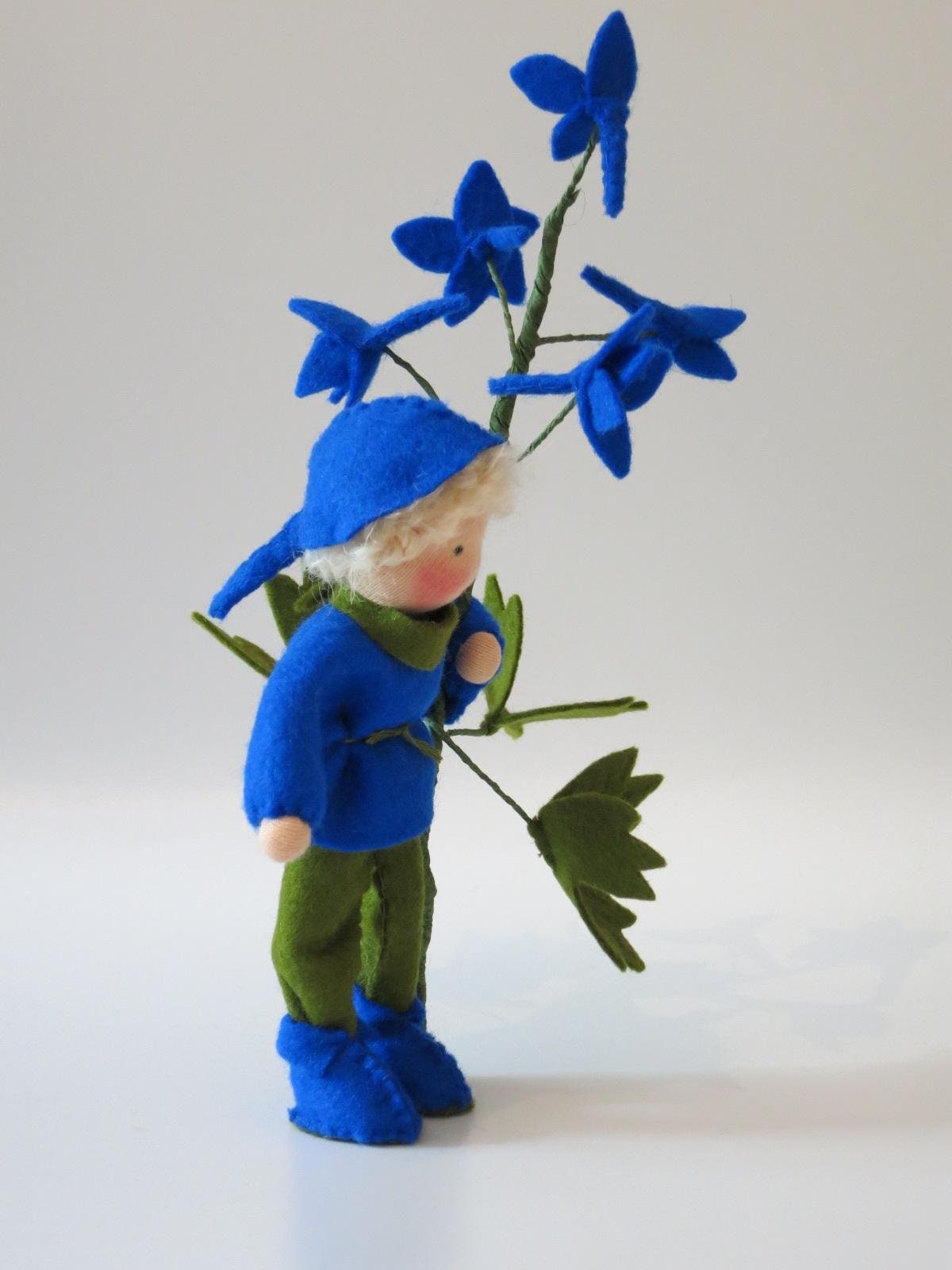 Seitenansicht Rittersporn-Blumenkind aus Wollfilz mit hoher Blütenrispe, Waldorf-Handarbeit