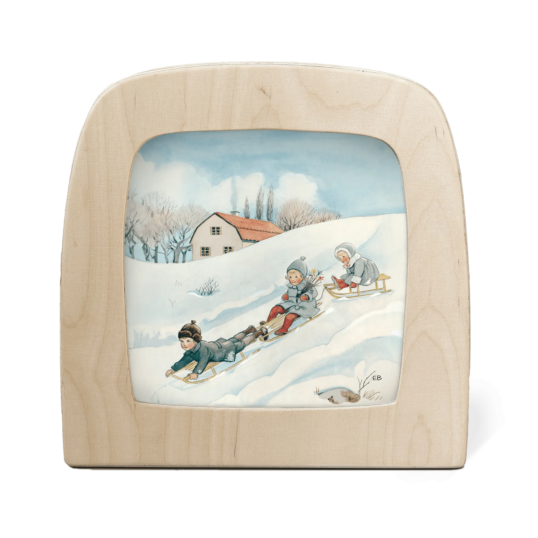 Rodeln Toverlux Motiv MO29: drei Kinder fahren mit Schlitten den verschneiten Hang hinunter, Bauernhaus im Hintergrund – Elsa Beskow, für die Magische Lampe und den Jahreszeitentisch