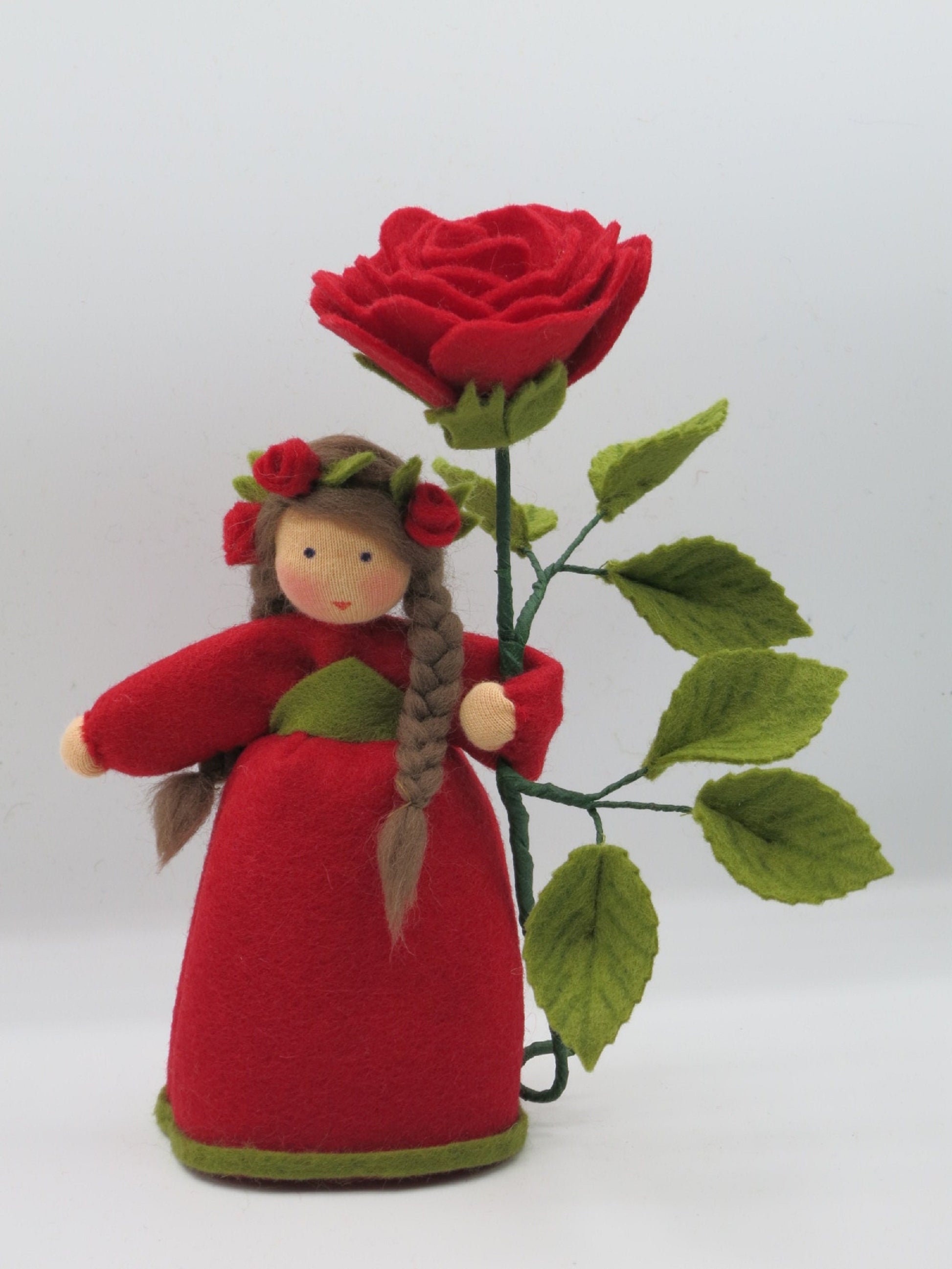 Rose-Blumenkind aus Wollfilz mit roter Blüte und Rosenkranz im Haar, Waldorf-Jahreszeitentisch Sommer
