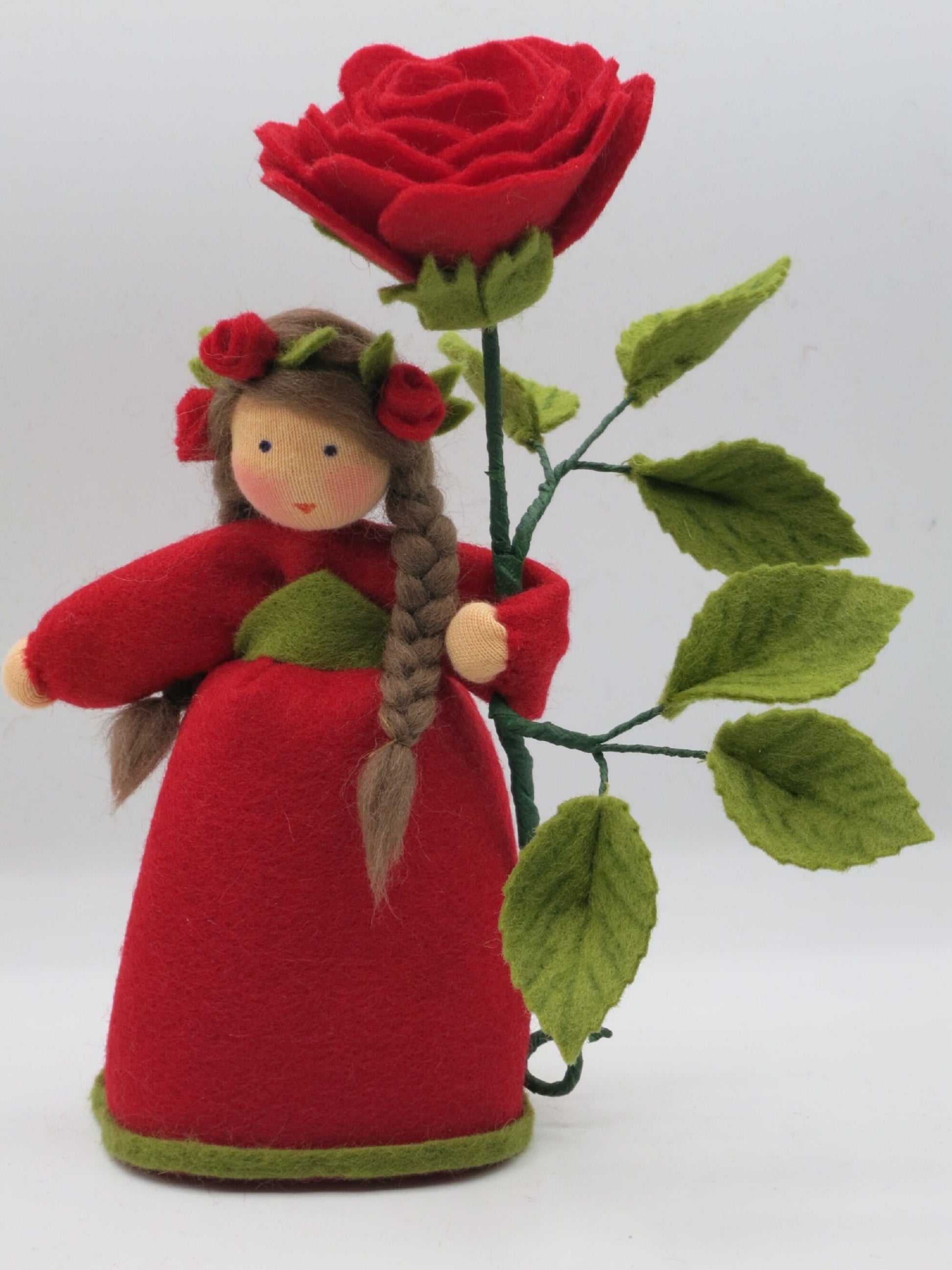 Profilansicht Rose-Blumenkind aus Wollfilz mit roter Blüte und Blattzweig, Waldorf-Handarbeit