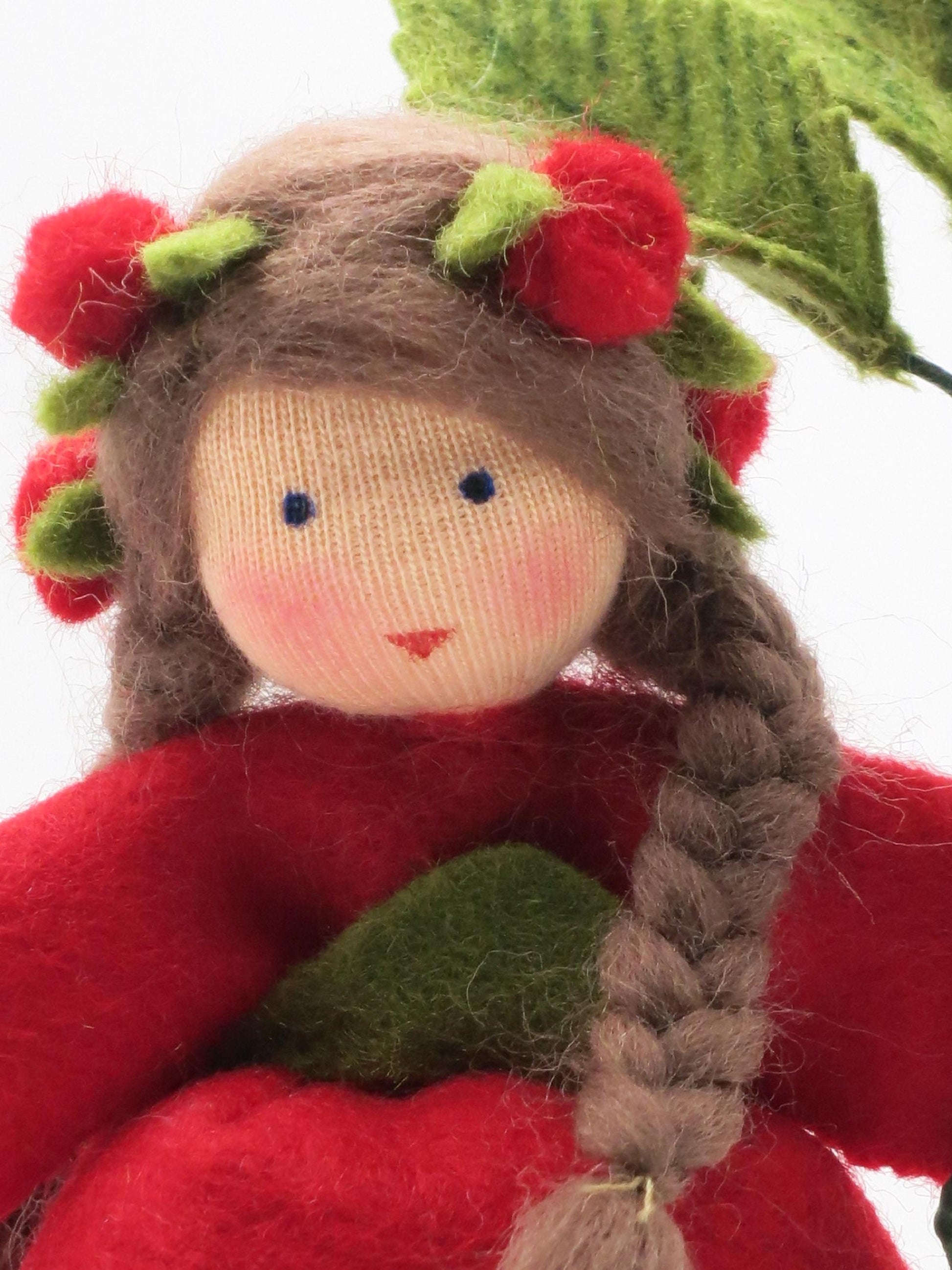 Gesichtsdetail des Rose-Blumenkindes mit Rosenkranz aus roten Filzknöspchen, Waldorf-Puppenfigur
