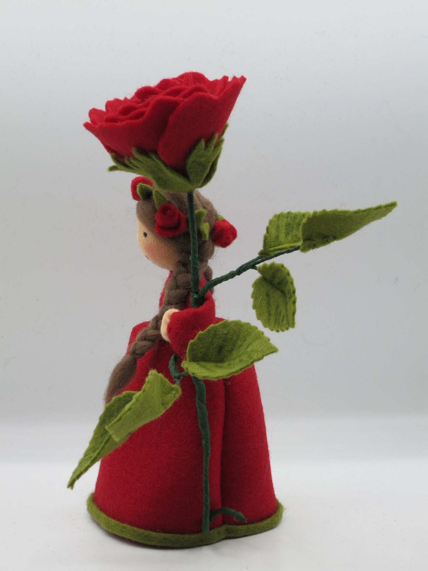 Seitenansicht Rose-Blumenkind aus Wollfilz mit geflochtenem Zopf, Waldorf-Jahreszeitentisch