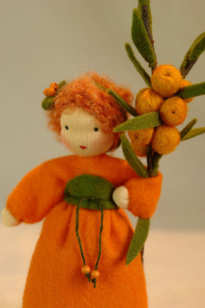 Sanddorn Blumenkind aus Wollfilz mit orangefarbenen Beeren am Zweig und Beerenkraenzchen im Haar, Waldorf-Jahreszeitentisch, Art. HE9