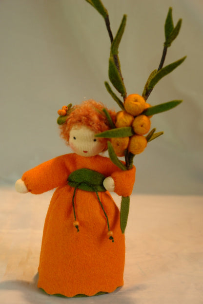 Sanddorn Blumenkind aus Wollfilz, Seitenansicht mit Sanddornzweig, Waldorf-Jahreszeitentisch, Art. HE9