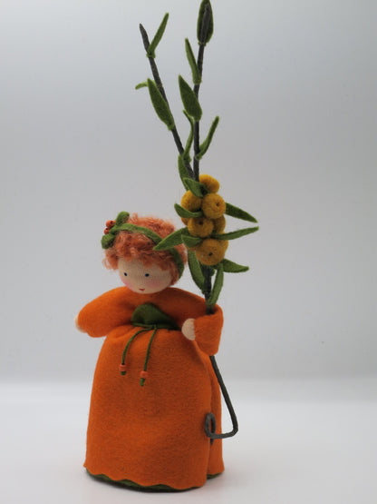 Sanddorn Blumenkind aus Wollfilz, Frontalansicht mit Sanddornzweig, Waldorf-Jahreszeitentisch, Art. HE9