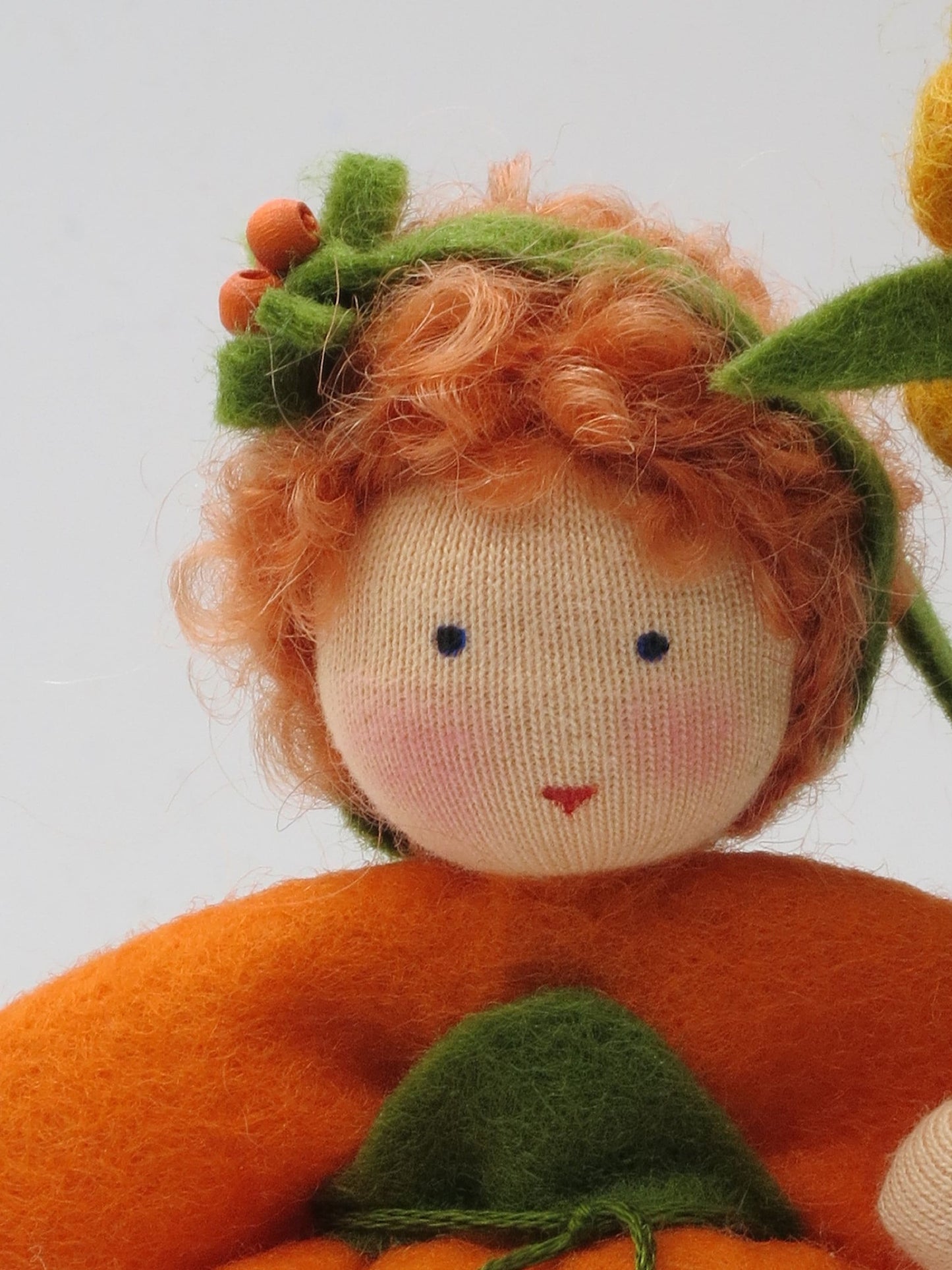 Sanddorn Blumenkind aus Wollfilz, Nahaufnahme Gesicht mit Beerenkraenzchen, Waldorf-Jahreszeitentisch, Art. HE9
