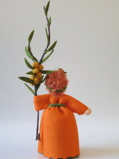 Sanddorn Blumenkind aus Wollfilz, Rueckansicht mit Sanddornzweig, Waldorf-Jahreszeitentisch, Art. HE9