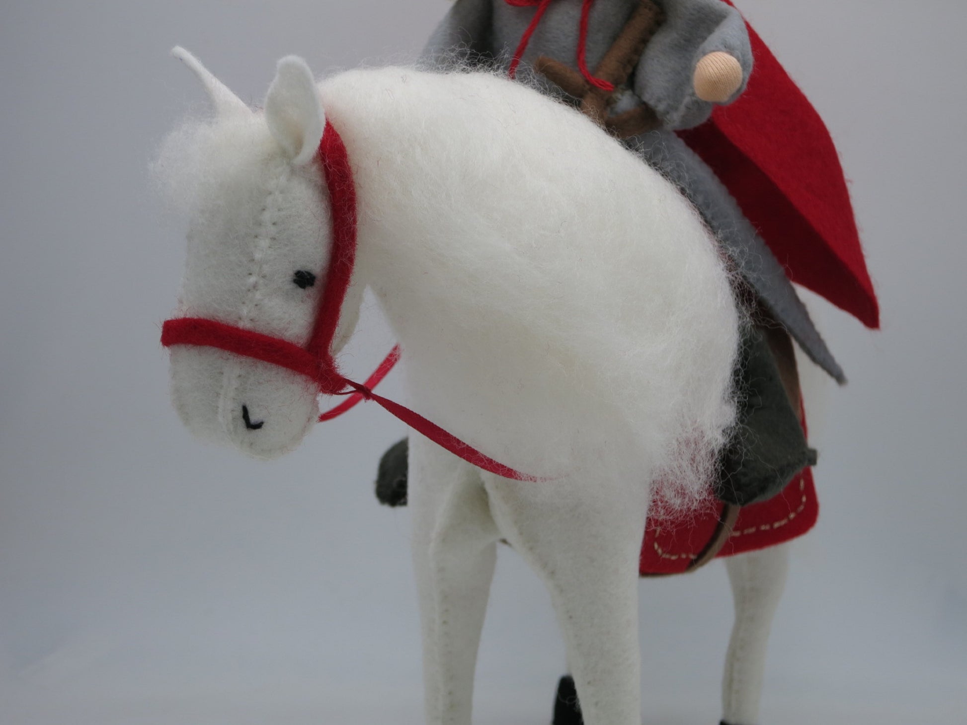Nahaufnahme des Pferdekopfs mit roter Trense, Sankt Martin Art. HE66, Waldorf-Blumenkind für den Jahreszeitentisch.