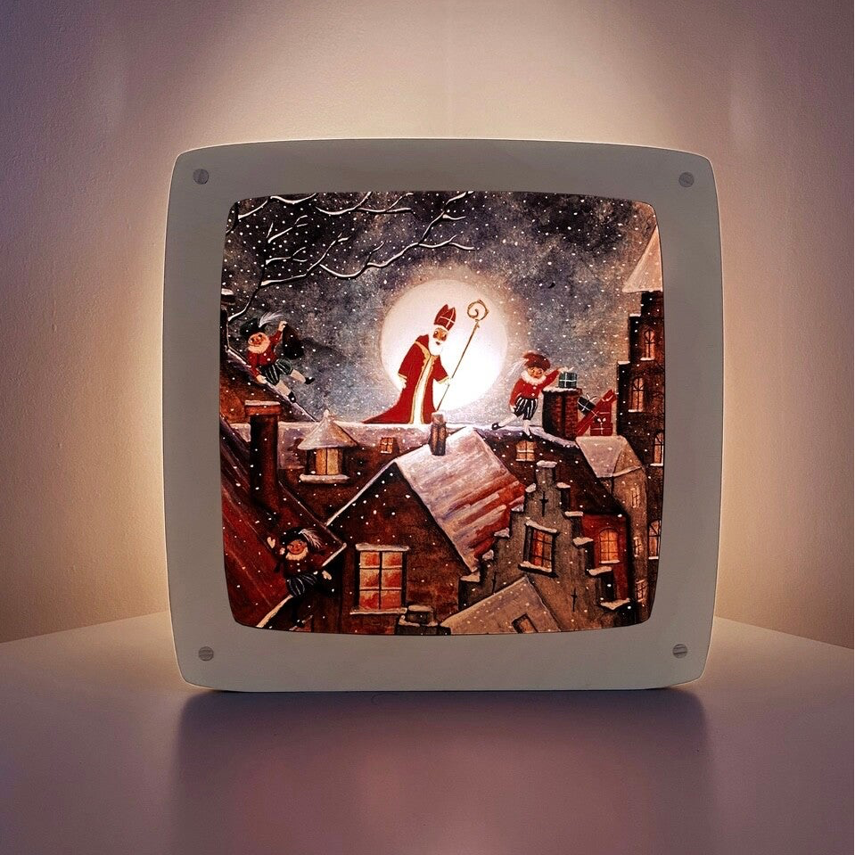 Santa Toverlux Motiv MO131: Bischofsgestalt mit Mitra und Stab bringt Geschenke über die verschneiten Dächer im Vollmondlicht – für die Magische Lampe und den Adventstisch