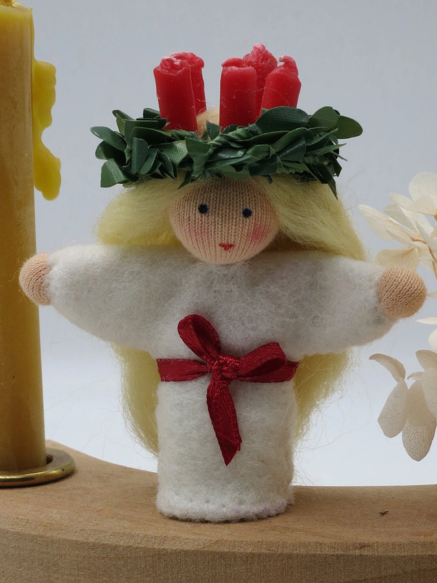 Santa Lucia Blumenkind Frontalansicht mit rotem Kerzenkranz im Haar, Art. WI26