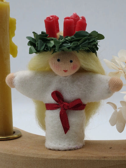 Santa Lucia Blumenkind Frontalansicht mit rotem Kerzenkranz im Haar, Art. WI26