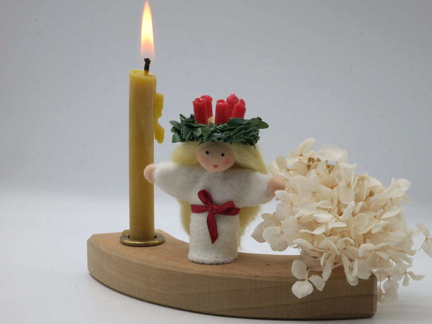 Santa Lucia Blumenkind auf dem Jahreszeitentisch, Geburtstagsring mit Hortensien, Art. WI26