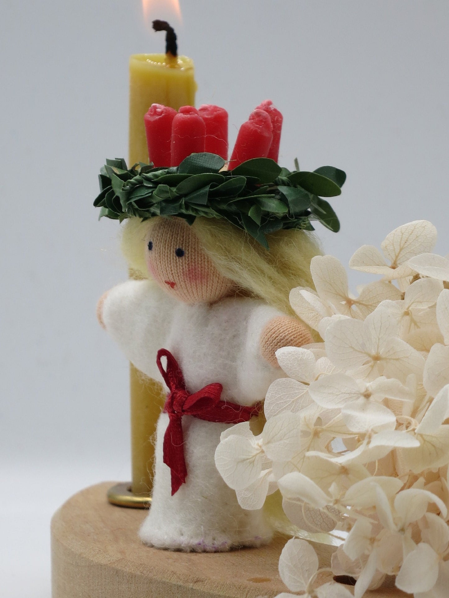 Santa Lucia Blumenkind mit Kerzenkranz für den Geburtstagsring, Waldorf-Filzfigur Art. WI26