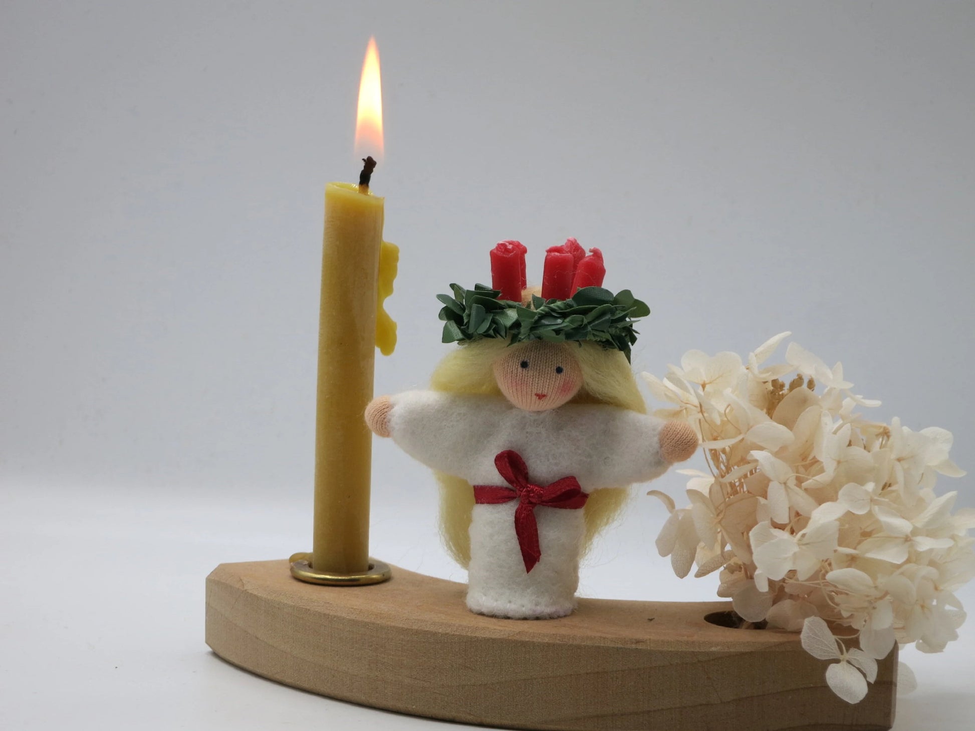 Santa Lucia Blumenkind auf dem Geburtstagsring-Holzstecker für den Jahreszeitentisch, Art. WI26