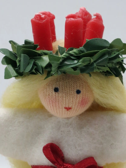 Santa Lucia Blumenkind Nahaufnahme, Kerzenkranz mit sieben roten Kerzen im Myrtenkranz, Art. WI26