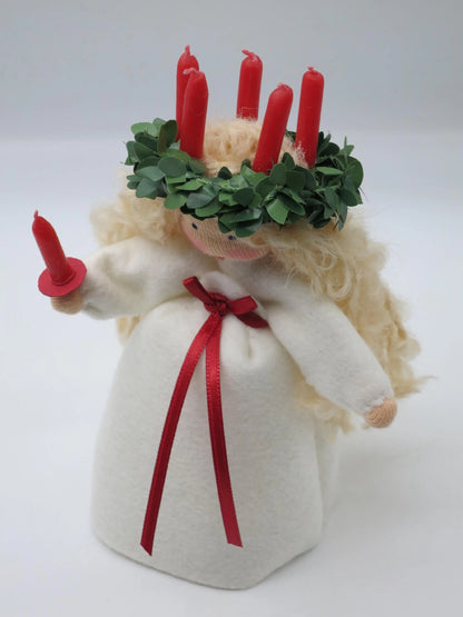 Santa Lucia Blumenkind aus Wollfilz, Frontalansicht mit rotem Schleifenband, Waldorf-Jahreszeitentisch, Art. WI7