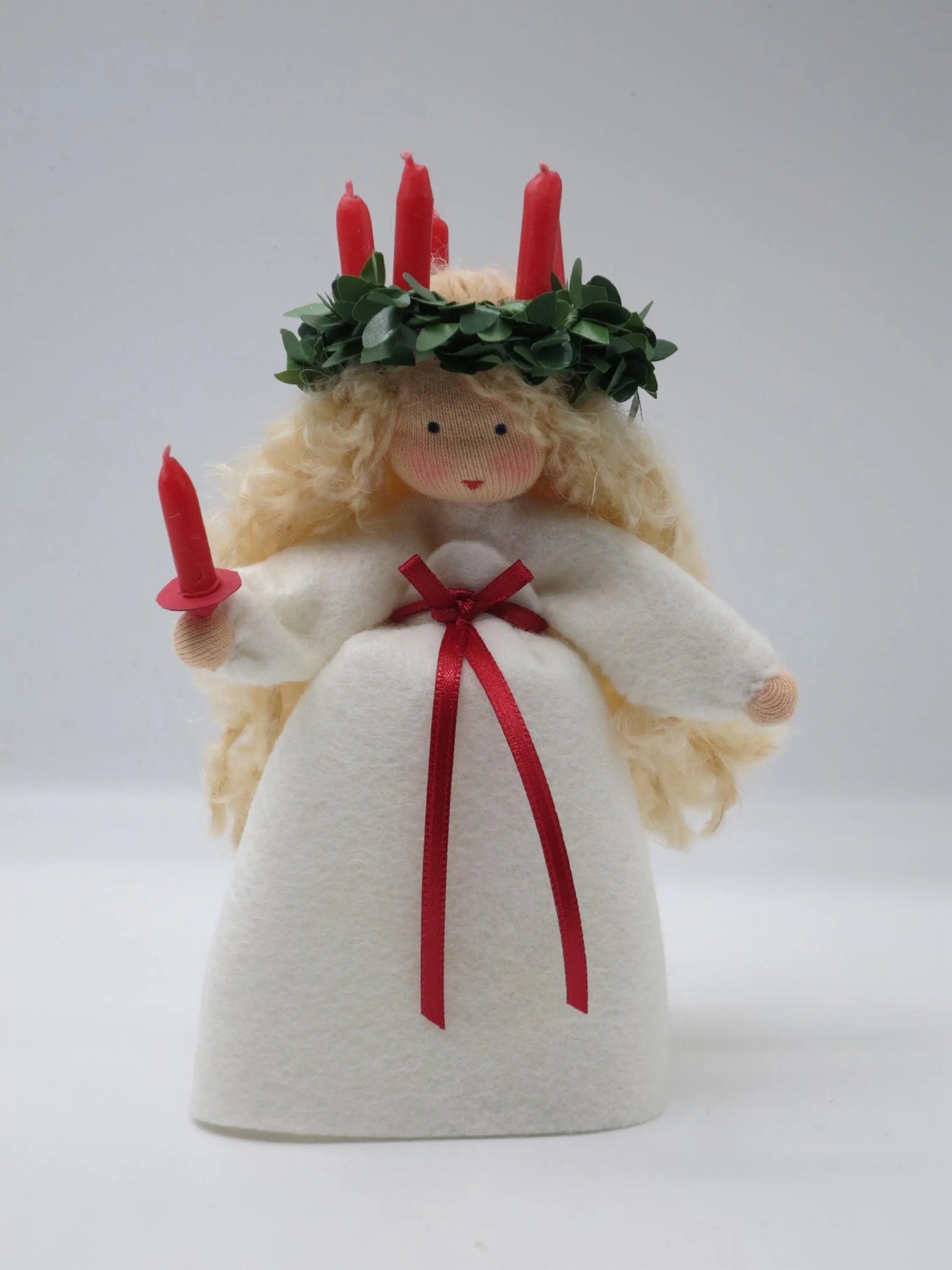 Santa Lucia Blumenkind aus Wollfilz, Nahaufnahme Gesicht mit blonden Locken und Kerzenkranz, Waldorf-Jahreszeitentisch, Art. WI7