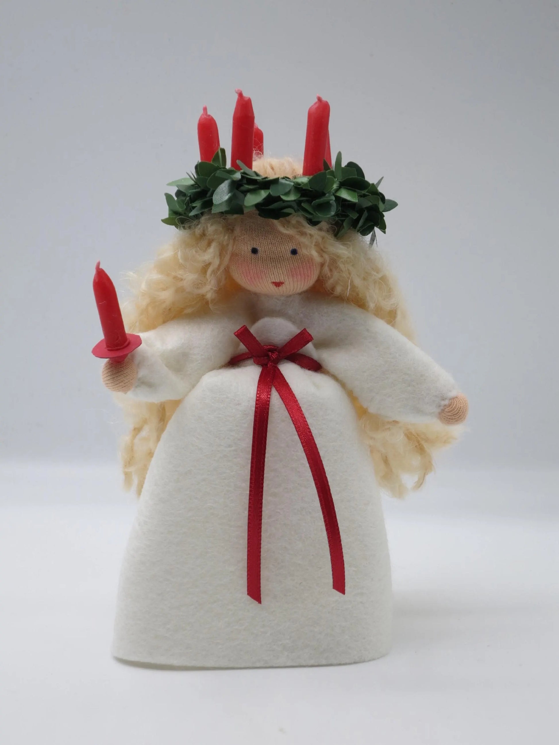 Santa Lucia Blumenkind aus Wollfilz, Nahaufnahme Gesicht mit blonden Locken und Kerzenkranz, Waldorf-Jahreszeitentisch, Art. WI7