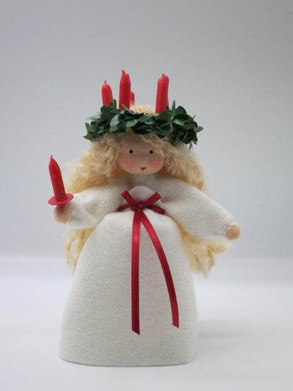 Santa Lucia Blumenkind aus Wollfilz mit gruenem Kerzenkranz und fuenf roten Kerzen, Waldorf-Jahreszeitentisch, Art. WI7