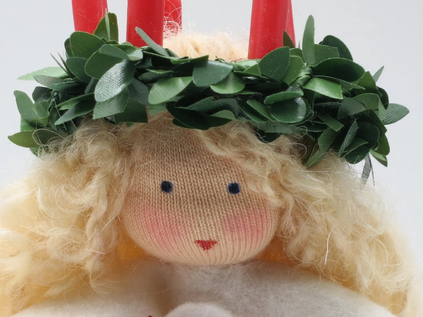 Santa Lucia Blumenkind aus Wollfilz, Nahaufnahme Kerzenkranz mit roten Kerzen, Waldorf-Jahreszeitentisch, Art. WI7