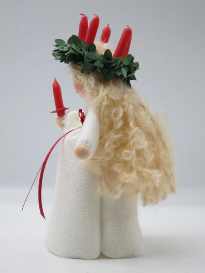 Santa Lucia Blumenkind aus Wollfilz, Rueckansicht mit Kerzenkranz und langem blondem Haar, Waldorf-Jahreszeitentisch, Art. WI7