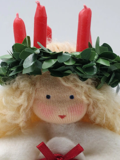 Santa Lucia Blumenkind aus Wollfilz, Seitenansicht mit Kerzenkranz und gehaltener Kerze, Waldorf-Jahreszeitentisch, Art. WI7